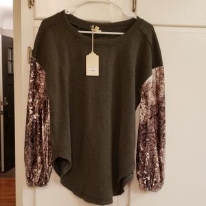 Gray sweatshirt snake print arms